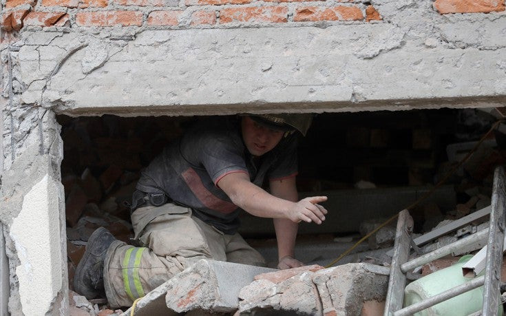 Τριήμερο πένθος στο Μεξικό – Αναζητούν ζωή μέσα στα συντρίμμια (εικόνες)